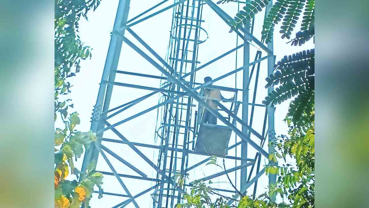 Nallagonda | పోలీసులు కేసు న‌మోదు చేయ‌ట్లేద‌ని.. సెల్ ట‌వ‌రెక్కి ఆటో డ్రైవ‌ర్ హ‌ల్‌చ‌ల్‌