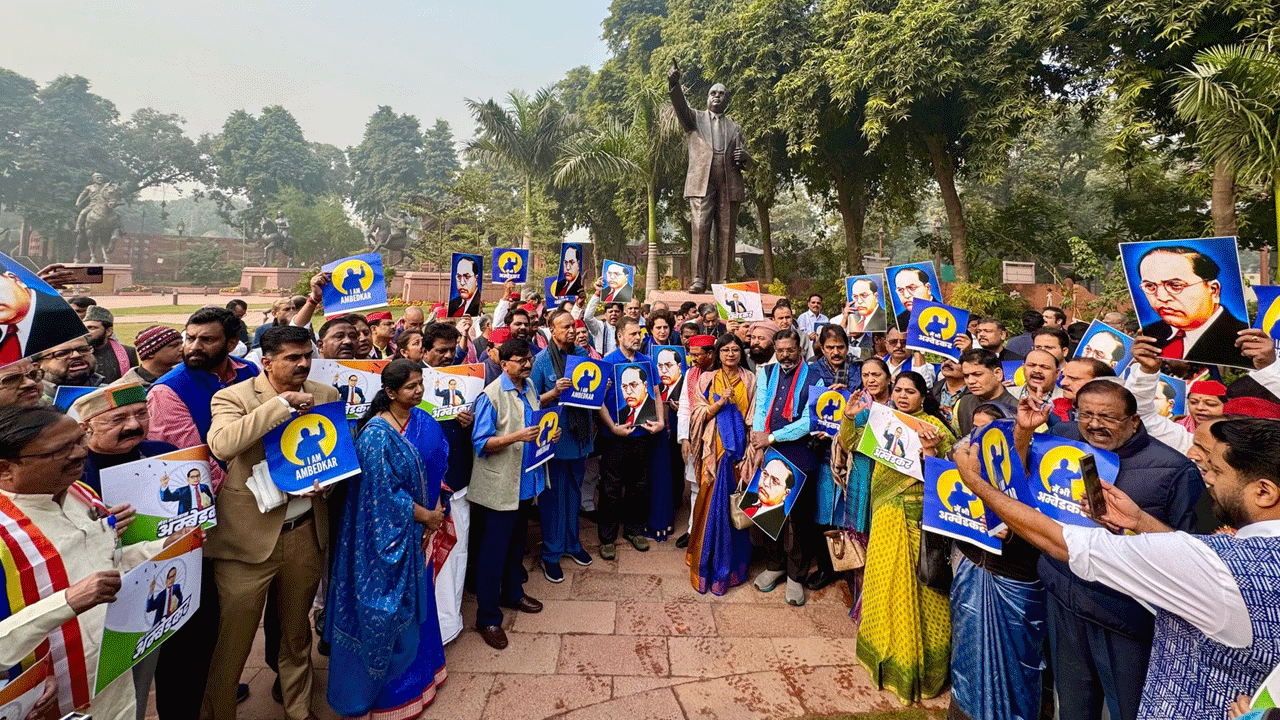 India Bloc Prostest: బ్లూ రంగు దుస్తుల్లో ఇండియా కూట‌మి నిర‌స‌న‌..