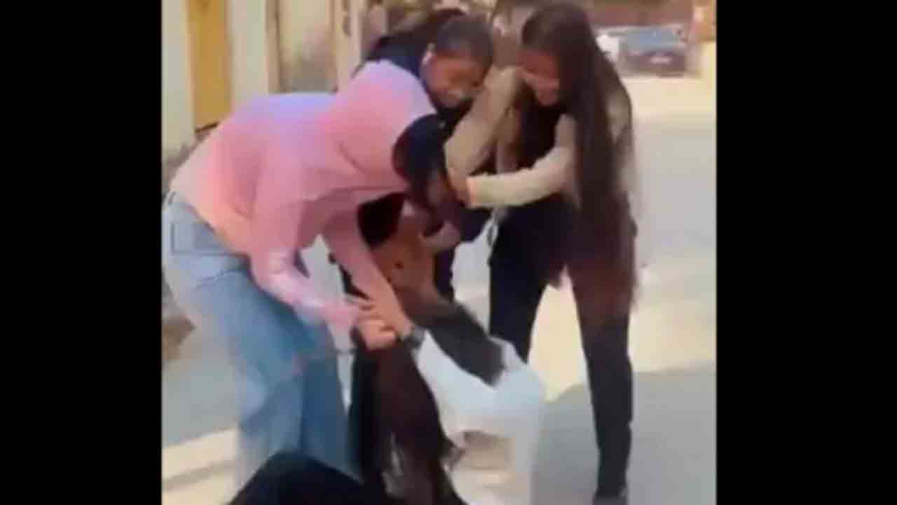 Watch: జుట్లు పట్టుకుని కొట్టుకున్న విద్యార్థినులు.. వీడియో వైరల్‌