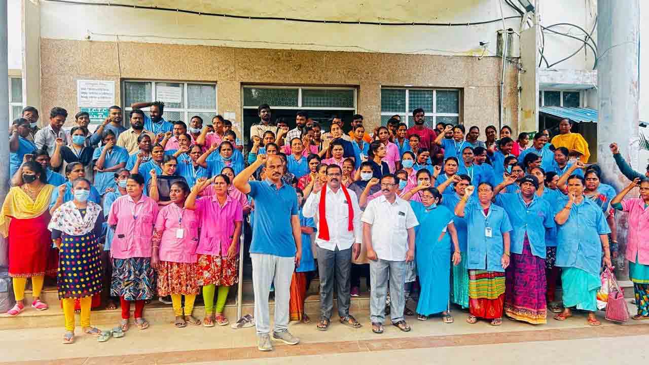 పెద్దాసుపత్రి ఎదుట కాంట్రాక్ట్ కార్మికుల ఆందోళన