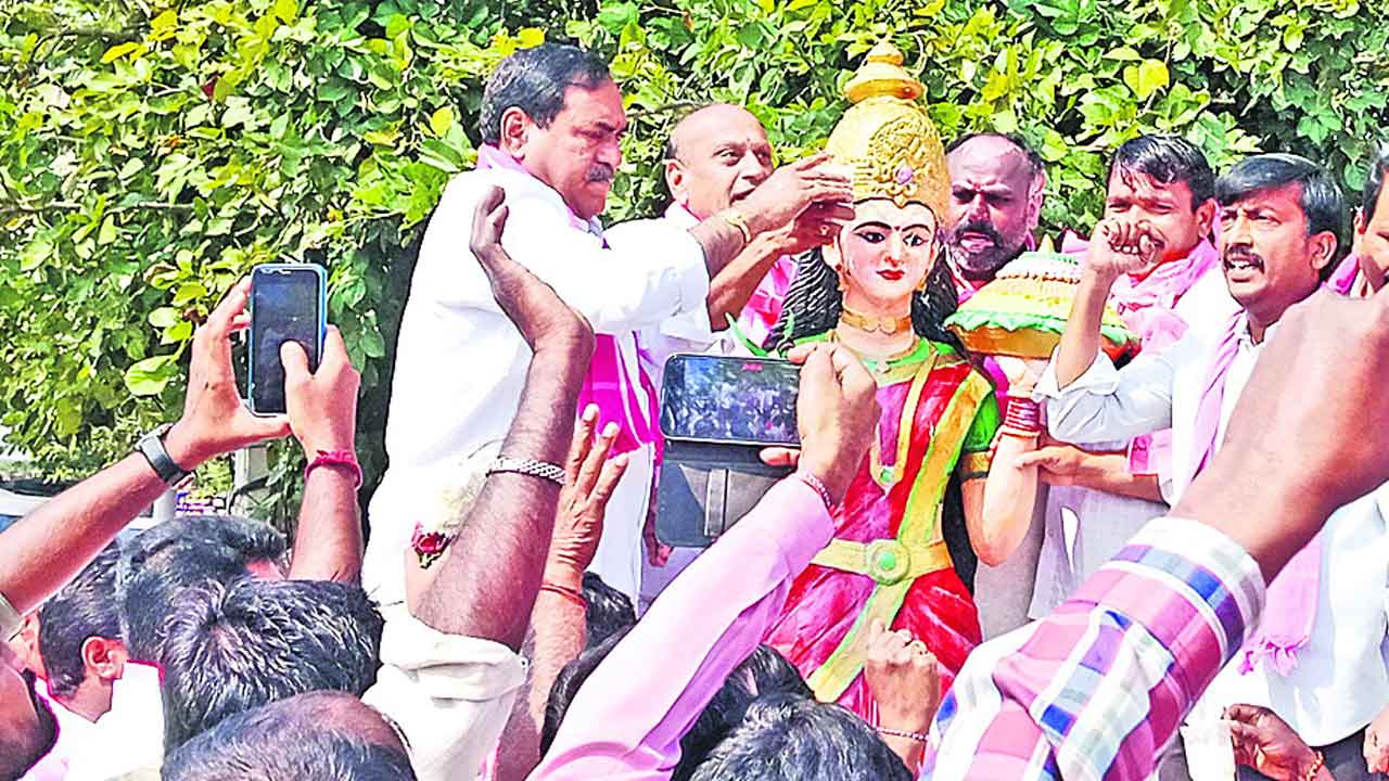 బతుకమ్మ లేని తెలంగాణ తల్లిని ఊహించలేం