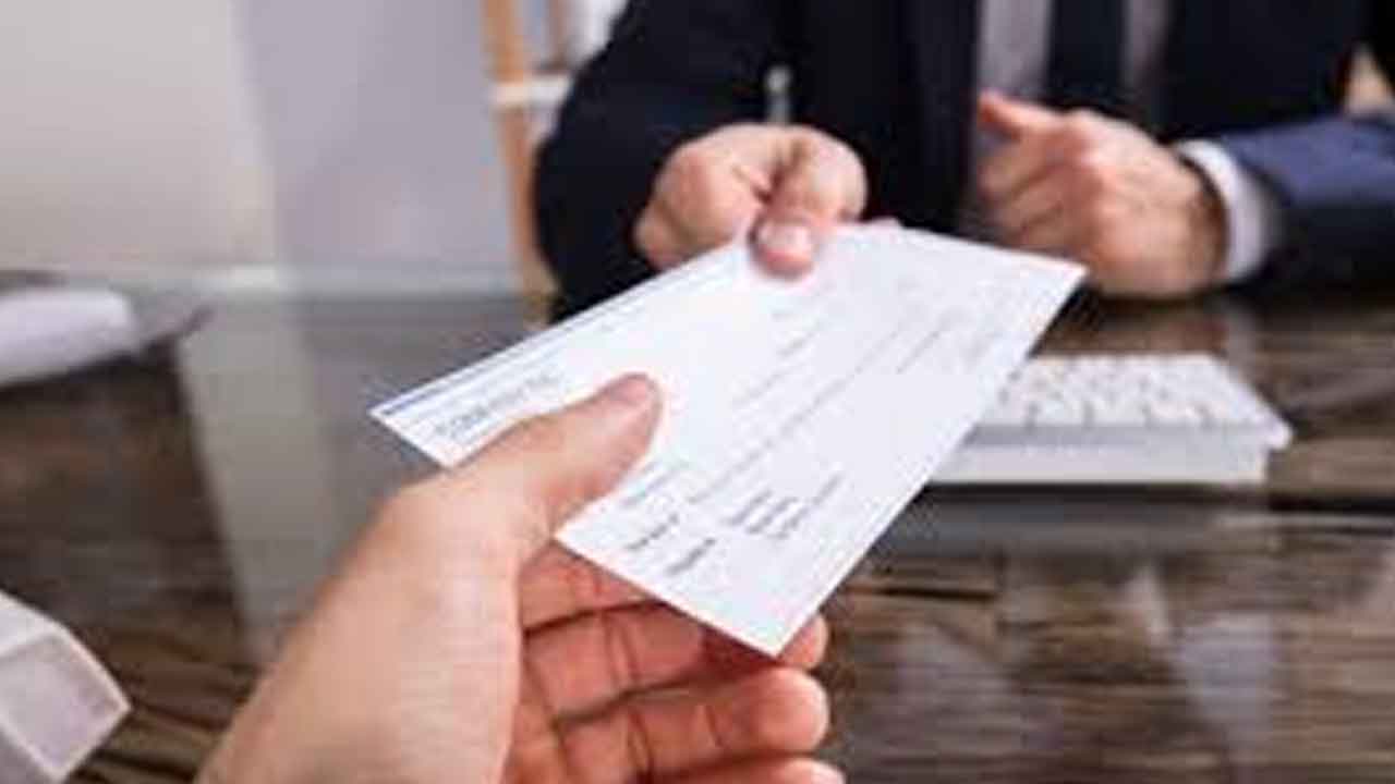 NRI | నకిలీ చెక్కులు.. ఫోర్జరీ సంతకాలు.. ఎన్నారైని నిండా ముంచిన బ్యాంకు అధికారులు