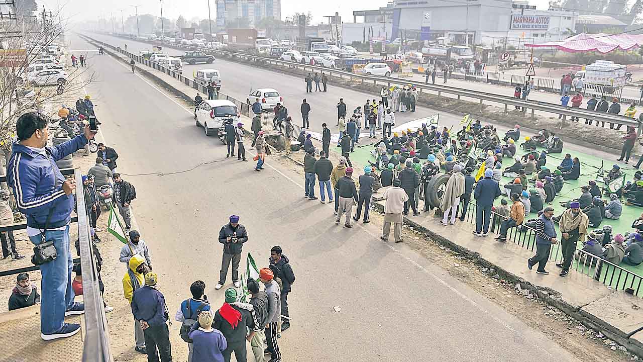 పంజాబ్‌ను దిగ్బంధించిన రైతులు