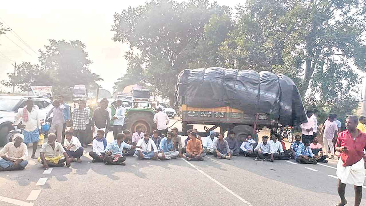రోడ్డెక్కిన పత్తి రైతులు