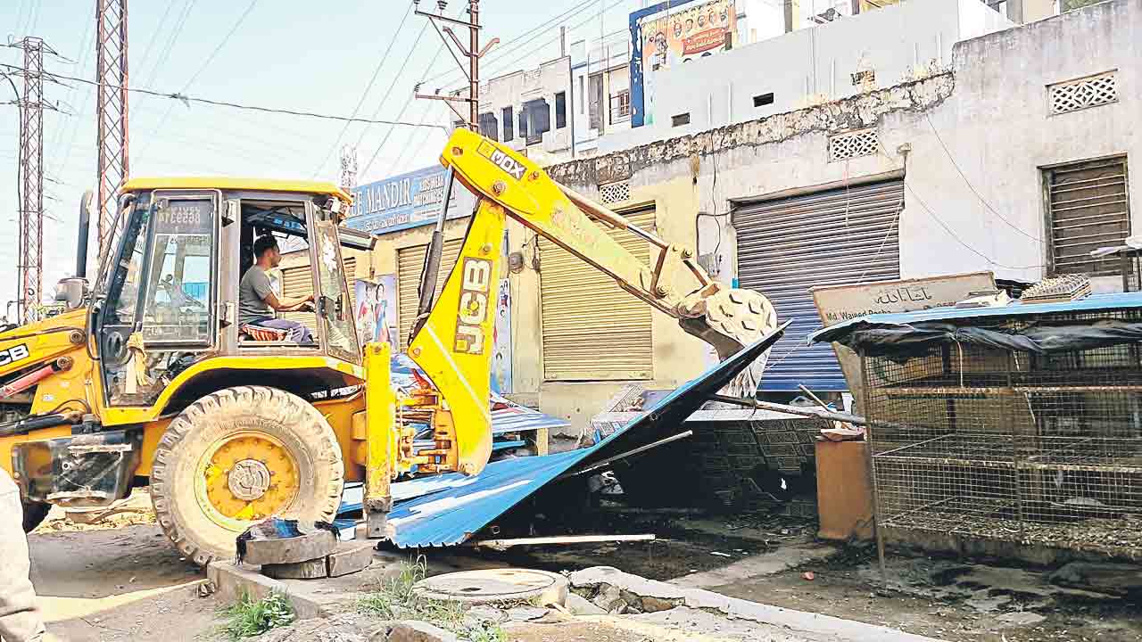 Hyderabad | పుట్పాత్ అక్రమణల తొలగింపు.. సామగ్రి ఉండగానే షాపుల కూల్చివేత
