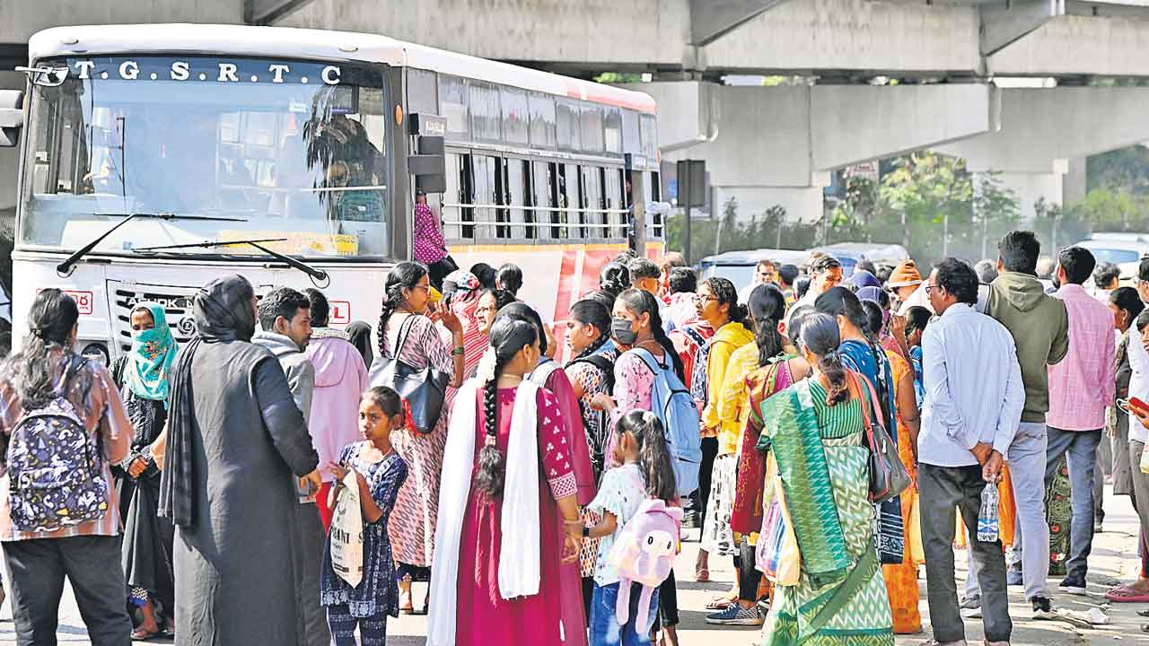 TGS RTC | ఎన్నాళ్లీ తిప్పలు..?.. సిటీలో సరిపడా బస్సులు లేక ఇబ్బందులు