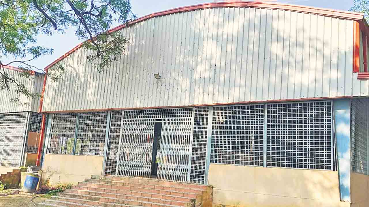 నిరుపయోగంగా ఫంక్షన్‌హాల్‌