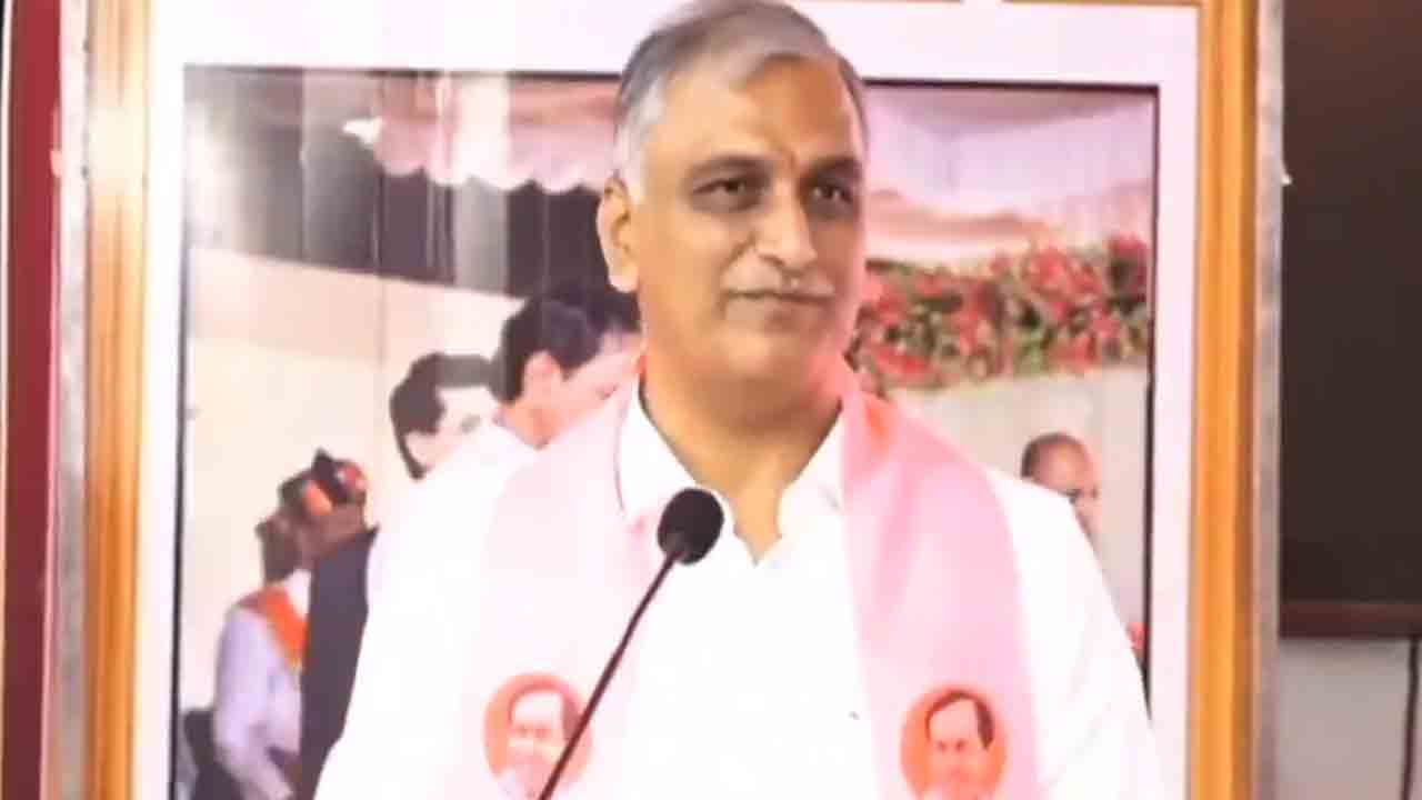 ఎమ్మెల్యే హరీష్‌రావు ప్లెక్సీల తొలగింపు