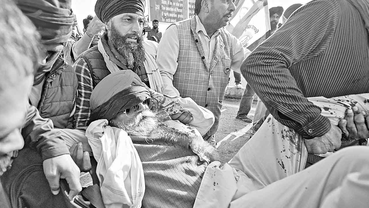 రైతులపై టియర్‌ గ్యాస్‌