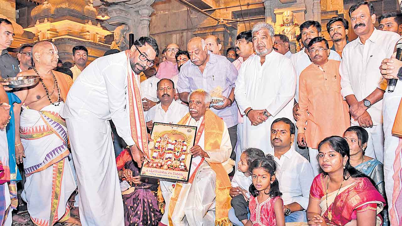 దేశం గర్వపడే దివ్య క్షేత్రం యాదగిరిగుట్ట