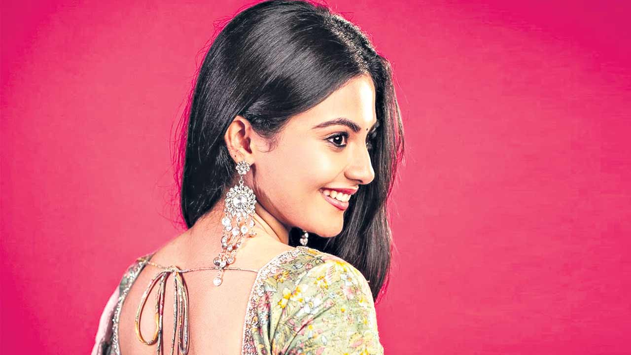 Nayan Sarika | నయనాలతోనే నటించేస్తున్న సారిక