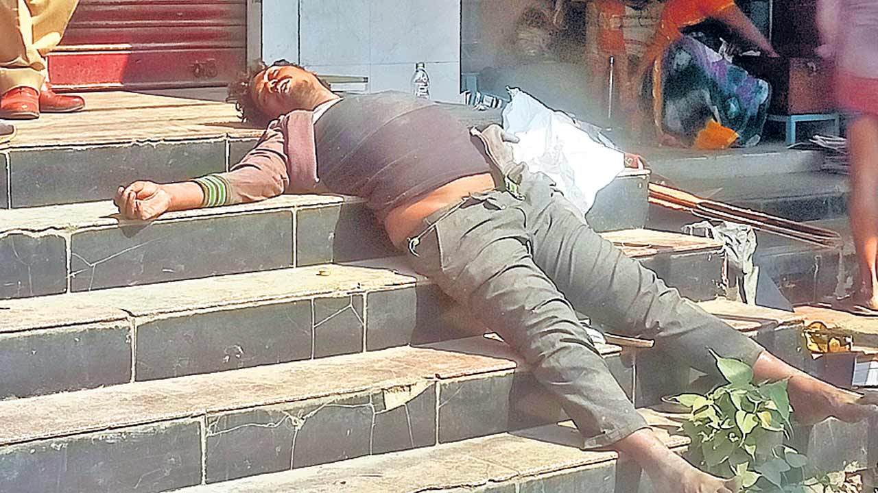 వైన్‌షాప్‌ ఎదుట వ్యక్తి అనుమానాస్పద మృతి