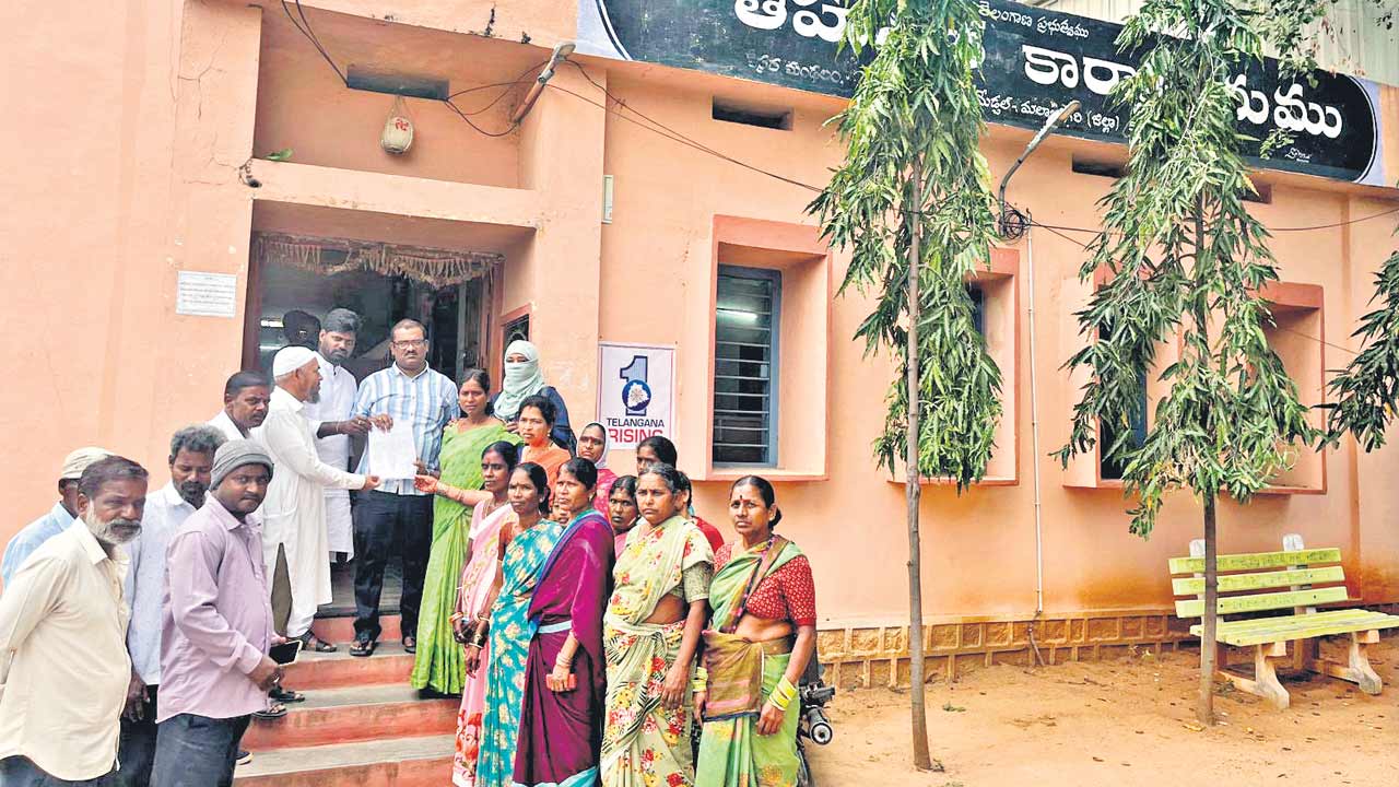 పట్టాలు లేవంటూ.. డబుల్‌ ఇండ్లకు విద్యుత్‌ నిలిపివేత