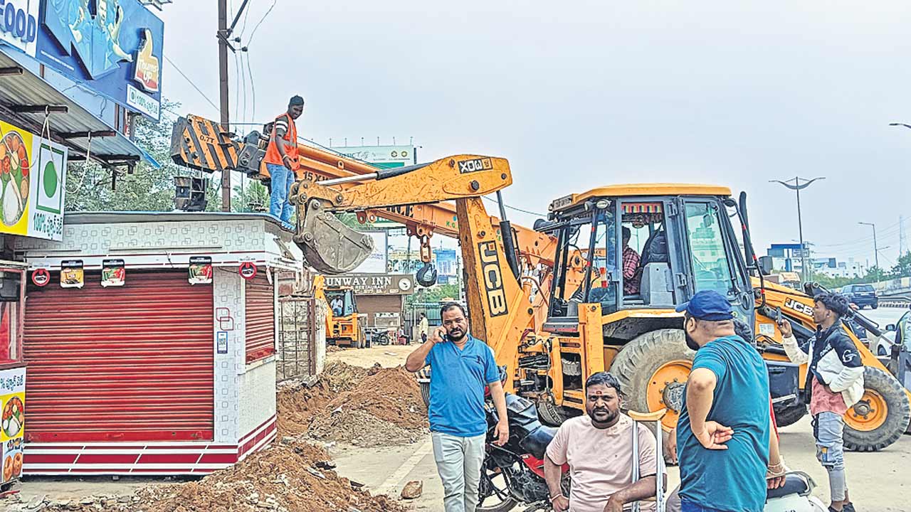 రహదారి ఆక్రమణల కూల్చివేత