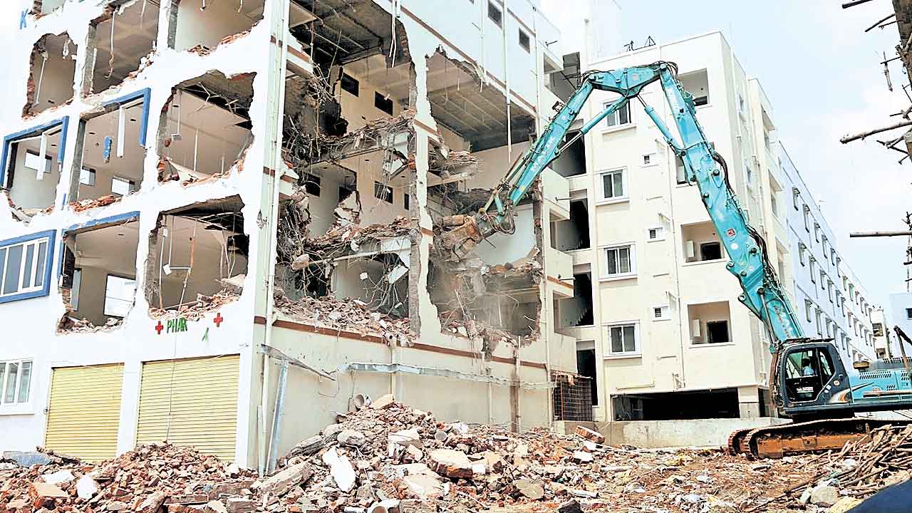 HYDRAA | బడుగులపైకి బుల్డోజర్‌.. బడాబాబులకు నోటీసులతో సరి.. హ్రైడ్రాతో హడలెత్తించిన కాంగ్రెస్‌ సర్కారు