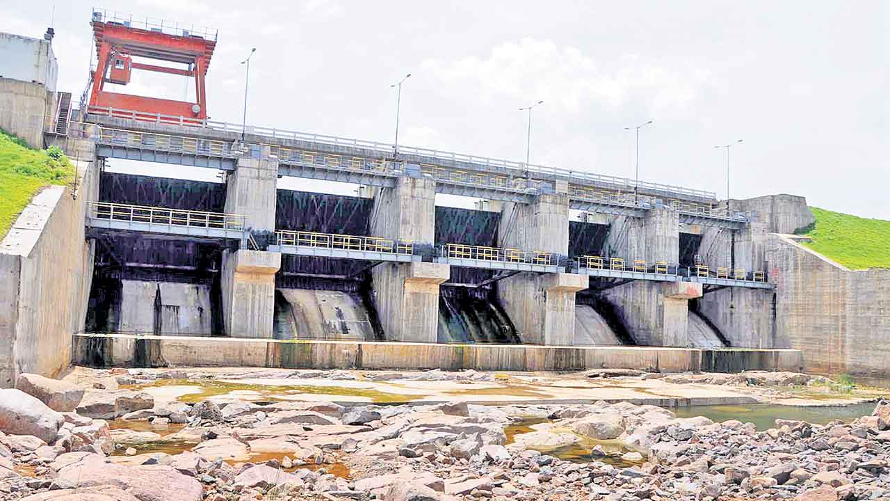 Telangana | పైసలివ్వరు.. పనులు సాగవు.. దయనీయంగా సాగునీటి ప్రాజెక్టుల పరిస్థితి
