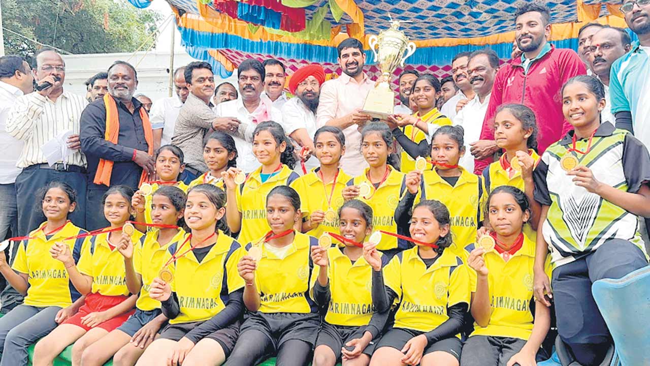 మినీ స్టేడియం కోసం ప్రభుత్వాన్ని నిలదీయాలి