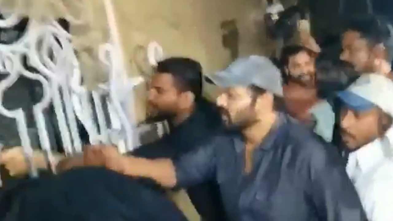 Manchu Manoj | మోహన్‌బాబు ఇంటి వద్ద హైడ్రామా.. బౌన్సర్ల సాయంతో గేట్లు తోసుకుంటూ లోపలికి వెళ్లిన మంచు మనోజ్‌ దంపతులు