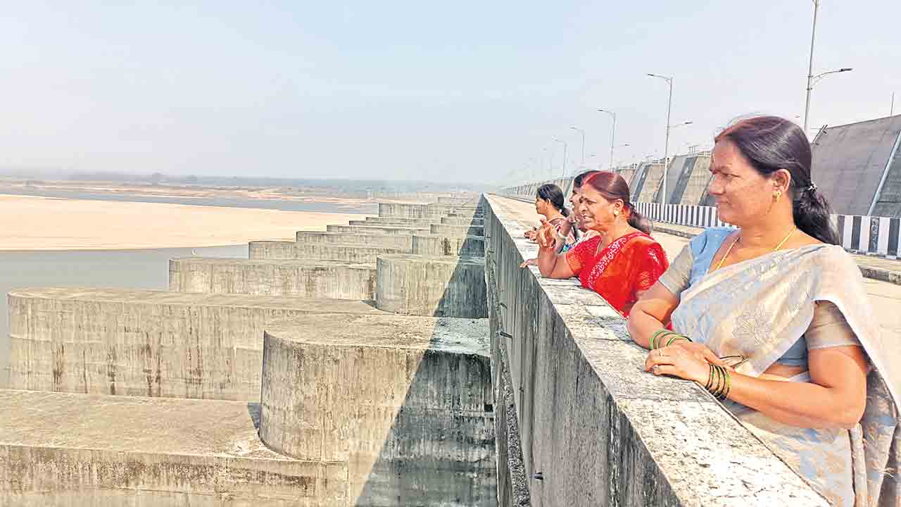KCR | మళ్లీ కేసీఆర్ సారే వస్తరు.. మేడిగడ్డను సందర్శించిన పర్యాటకుల మనోగతం