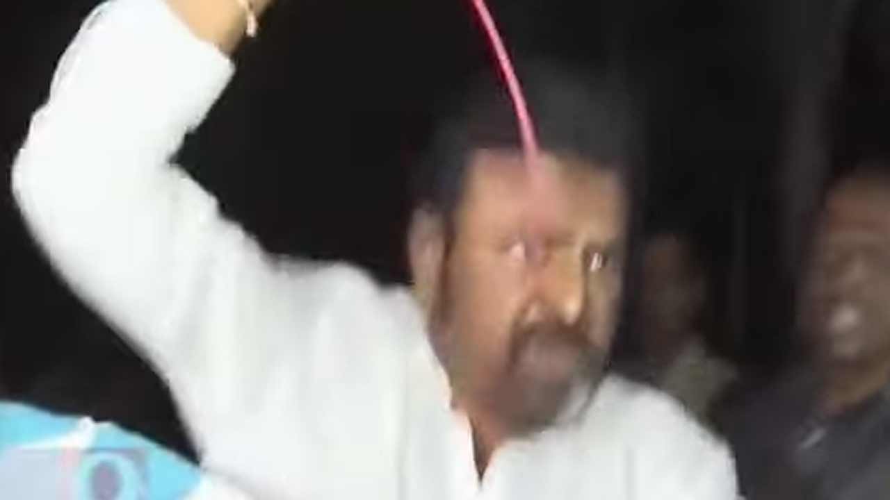 Mohan Babu | మోహన్‌బాబు దౌర్జన్యం.. మైక్‌ లాక్కొని జర్నలిస్టులపై దాడి