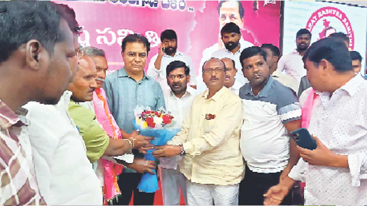 పారిశుధ్య కార్మికులకు మాజీ మంత్రుల భరోసా
