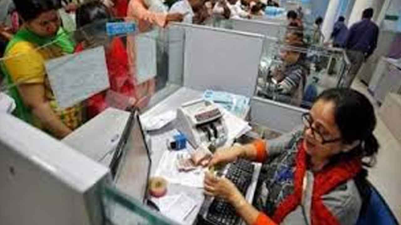 Private Banks | ప్రైవేట్‌ బ్యాంకుల్లో తగ్గుతున్న ఉద్యోగులు