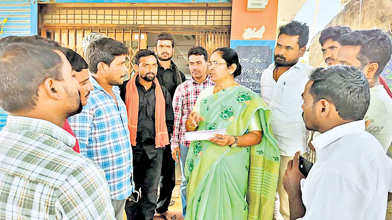 రుణమాఫీ జాప్యంపై విచారణ