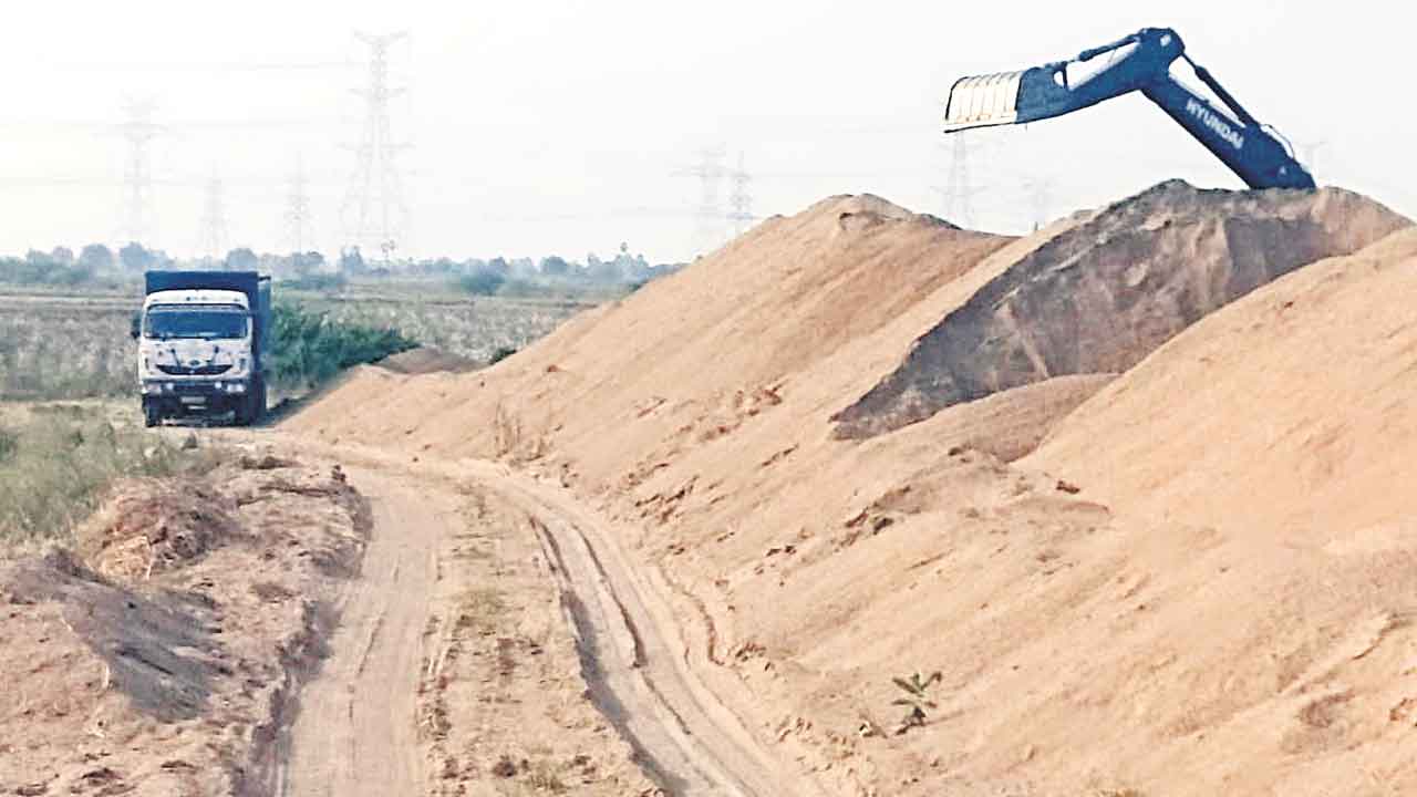 వివేక్ సారూ.. ఇదిగో ఇసుక దందా!