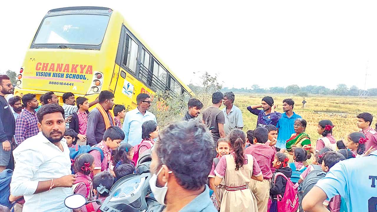 పొలాల్లోకి దూసుకెళ్లిన స్కూల్‌ బస్సు