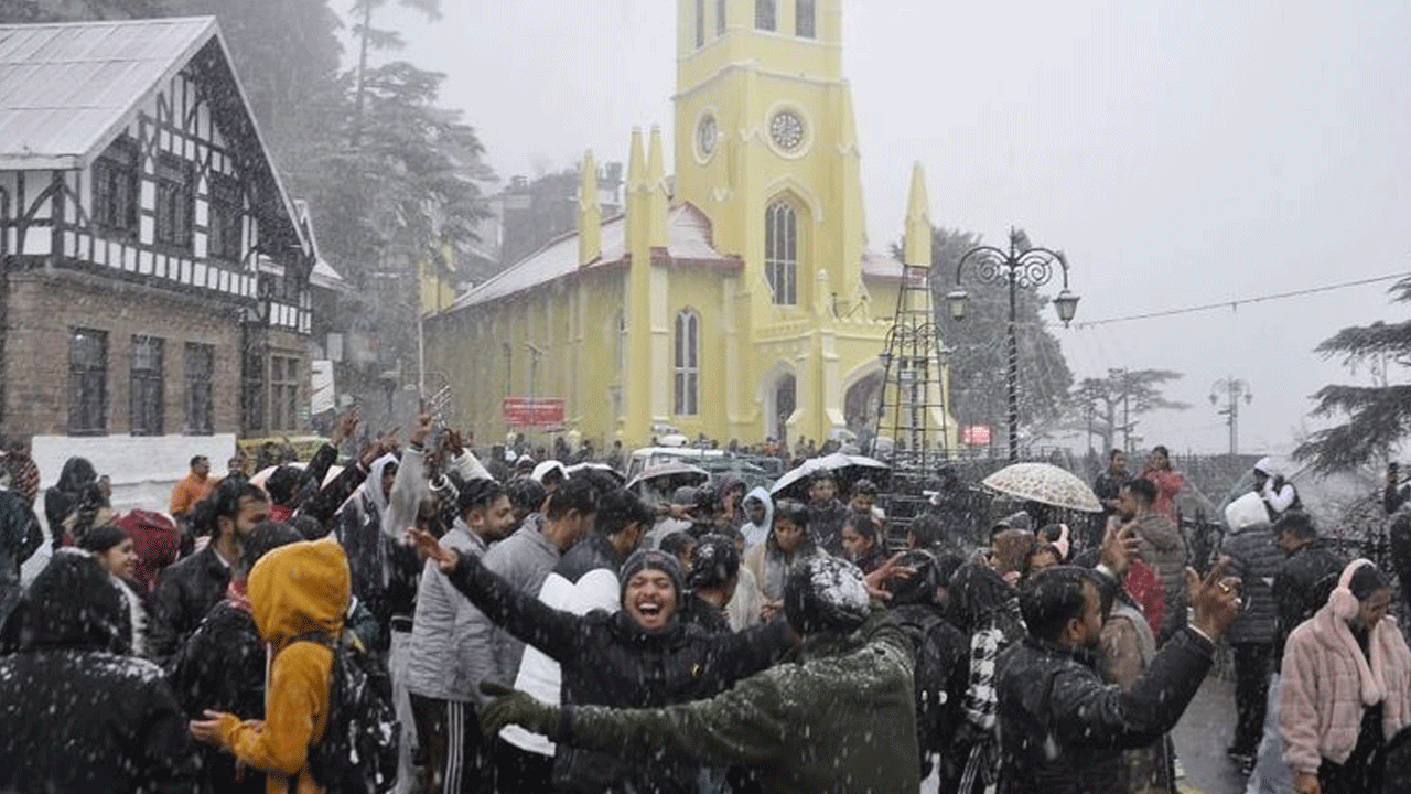 Shimla Snow: షిమ్లాలో కురిసిన మంచు.. క్రిస్మ‌స్ వేళ‌ సంబ‌రాల్లో స్థానికులు