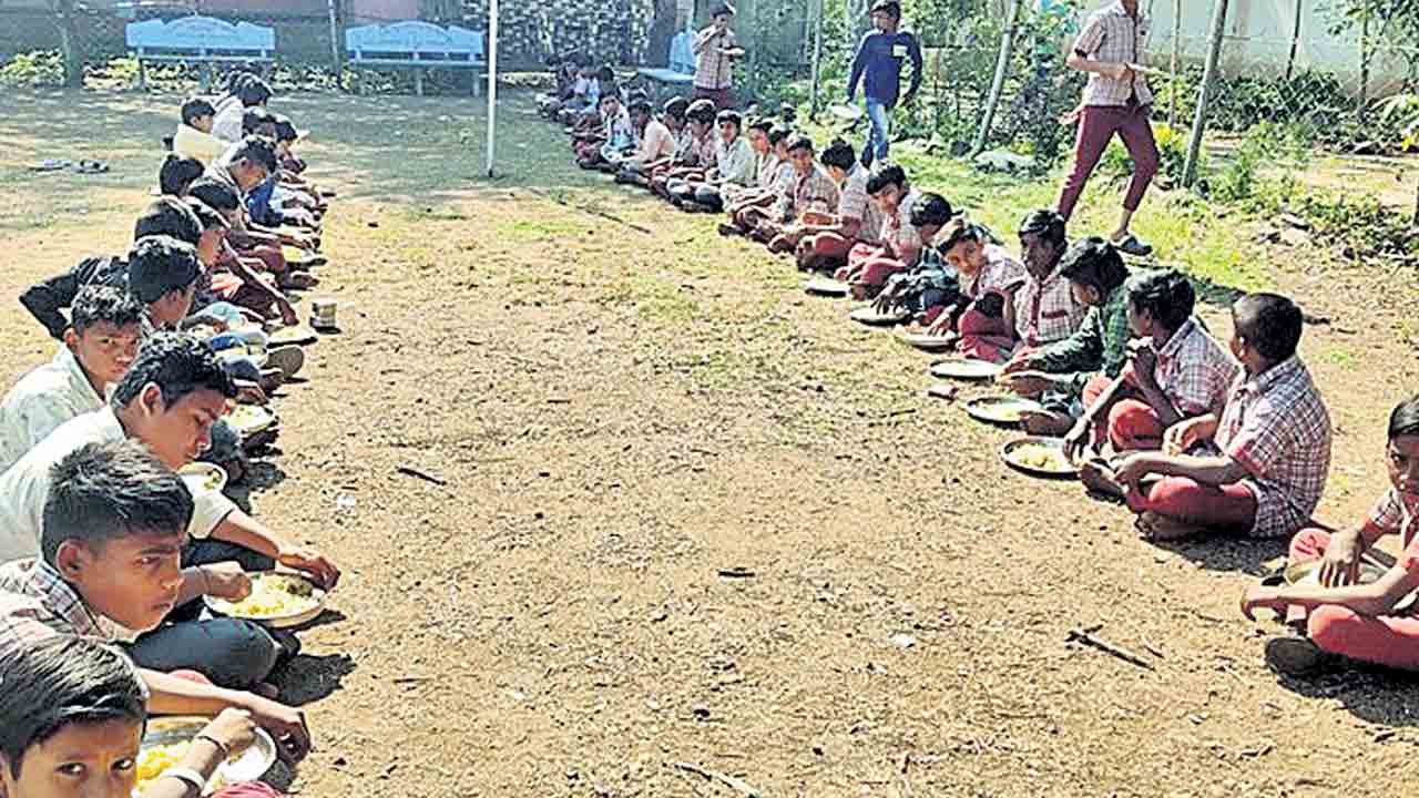 మండుటెండలో మధ్యాహ్న భోజనం.. బజార్‌హత్నూర్‌లో విద్యార్థుల అవస్థ