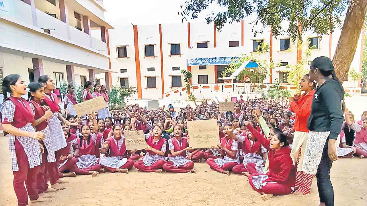 మా టీచర్ల సమస్యలు పరిష్కరించండి..