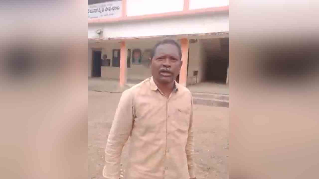 Minister Seethakka | మంత్రి సీత‌క్క ఇలాకాలో.. మ‌ద్యం మ‌త్తులో ఉపాధ్యాయుడి హ‌ల్‌చ‌ల్‌.. వీడియో