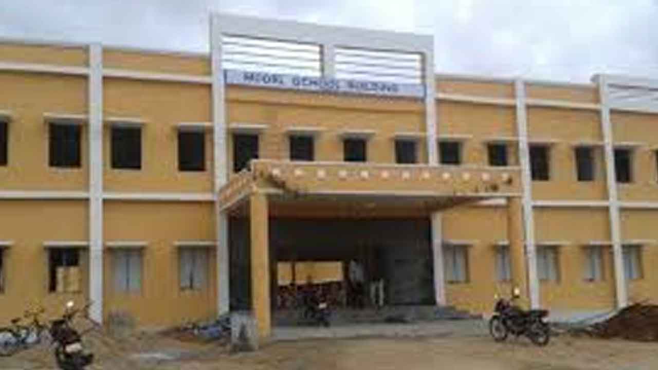 నిడమనూరు మోడల్‌ స్కూల్‌ టీచర్‌ సస్పెన్షన్‌