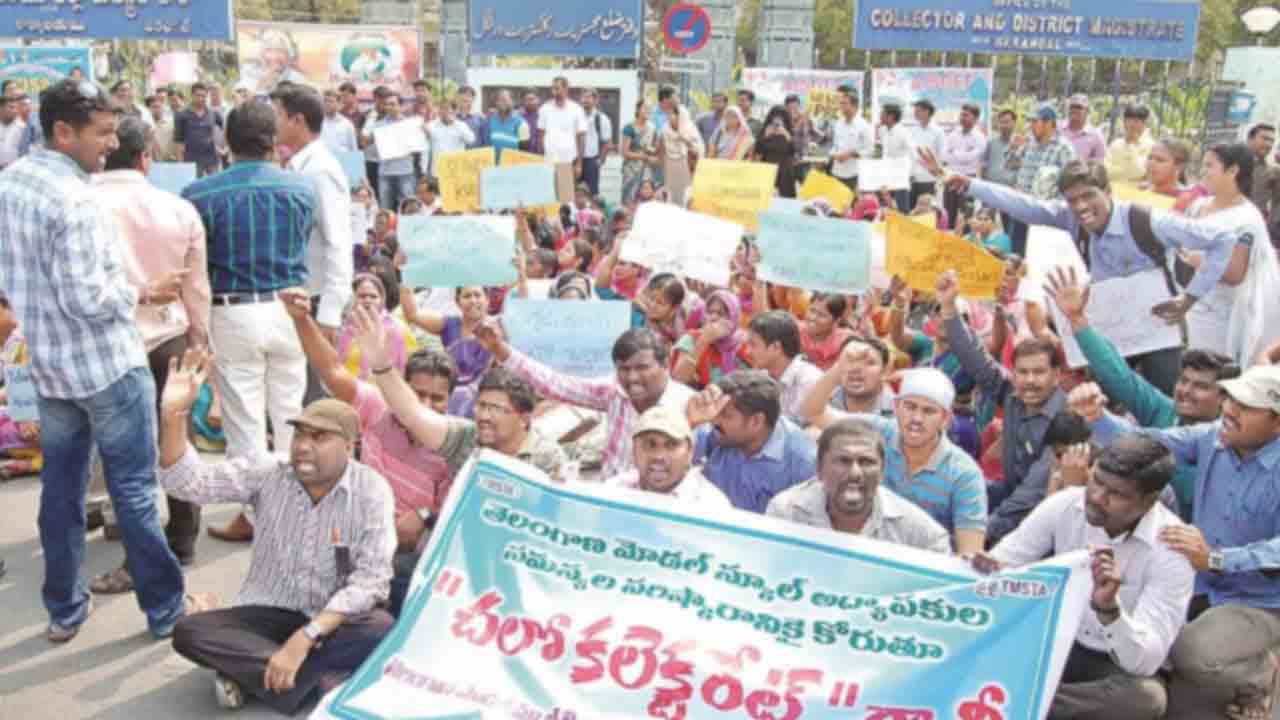మాడల్ స్కూల్ టీచర్ల ఆందోళనబాట