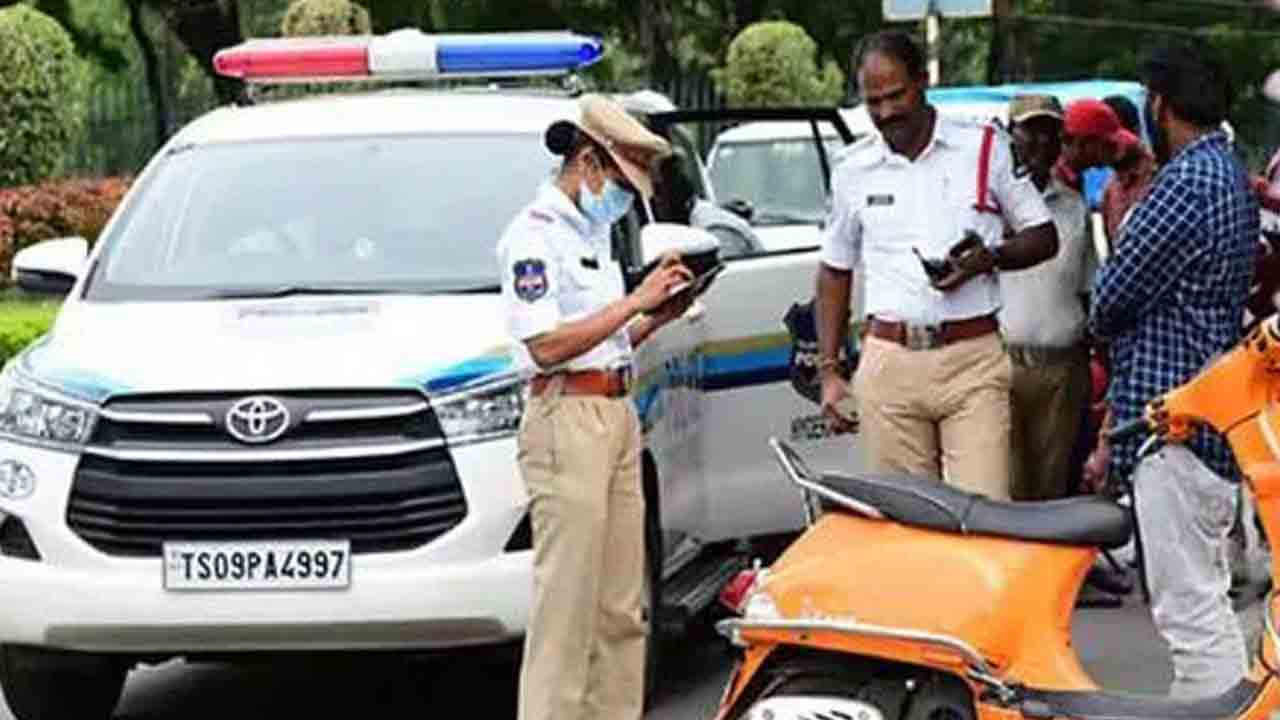 Traffic Challans | ట్రాఫిక్ చ‌లాన్ల‌పై రాయితీ వార్త‌ల‌ను ఖండించిన పోలీసులు