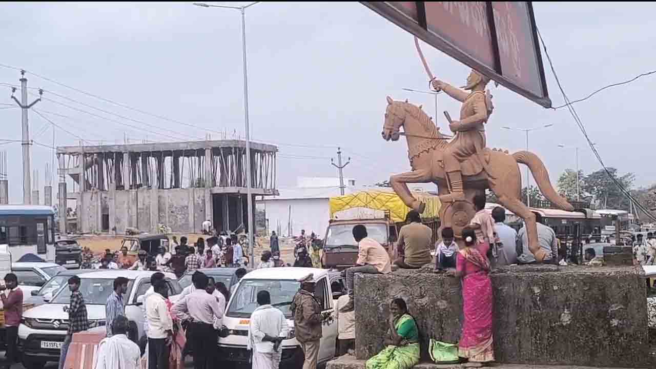 Revanth Reddy | మెద‌క్‌లో సీఎం రేవంత్ రెడ్డి ప‌ర్య‌ట‌న‌.. 40 నిమిషాల పాటు ప్ర‌యాణికులకు న‌ర‌క‌యాత‌న‌