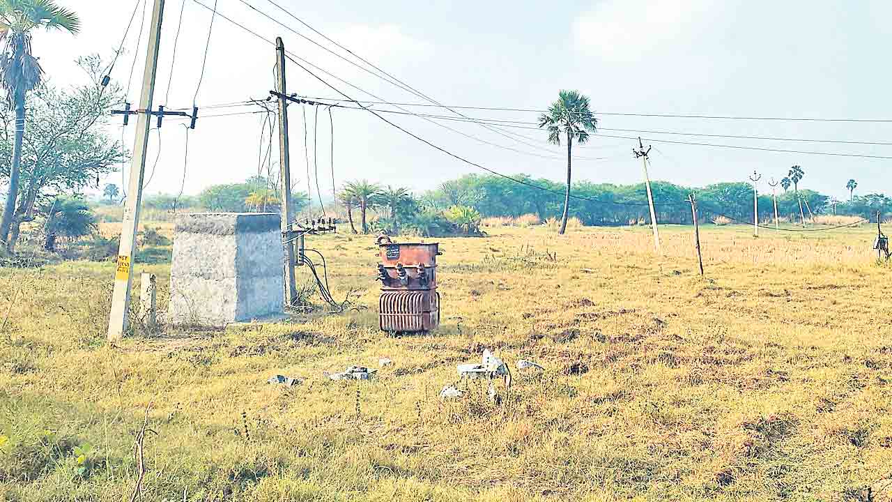 Farmers | ట్రాన్స్‌ఫార్మర్‌ కాలిపోయి 4 నెలలైంది.. మేం పంటలేయాలా? వద్దా?