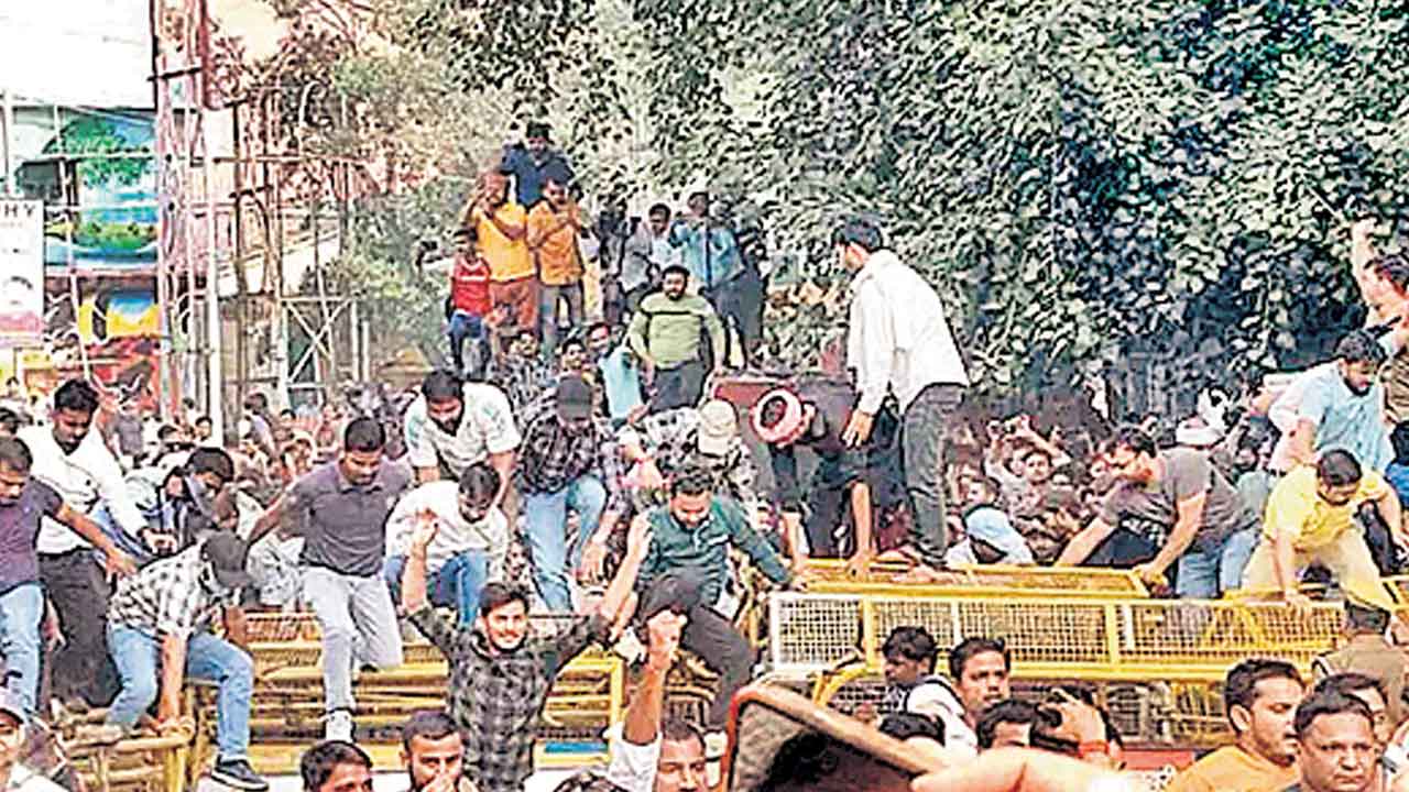 నిరుద్యోగుల సమస్యలపై నోరు మెదపరేం?