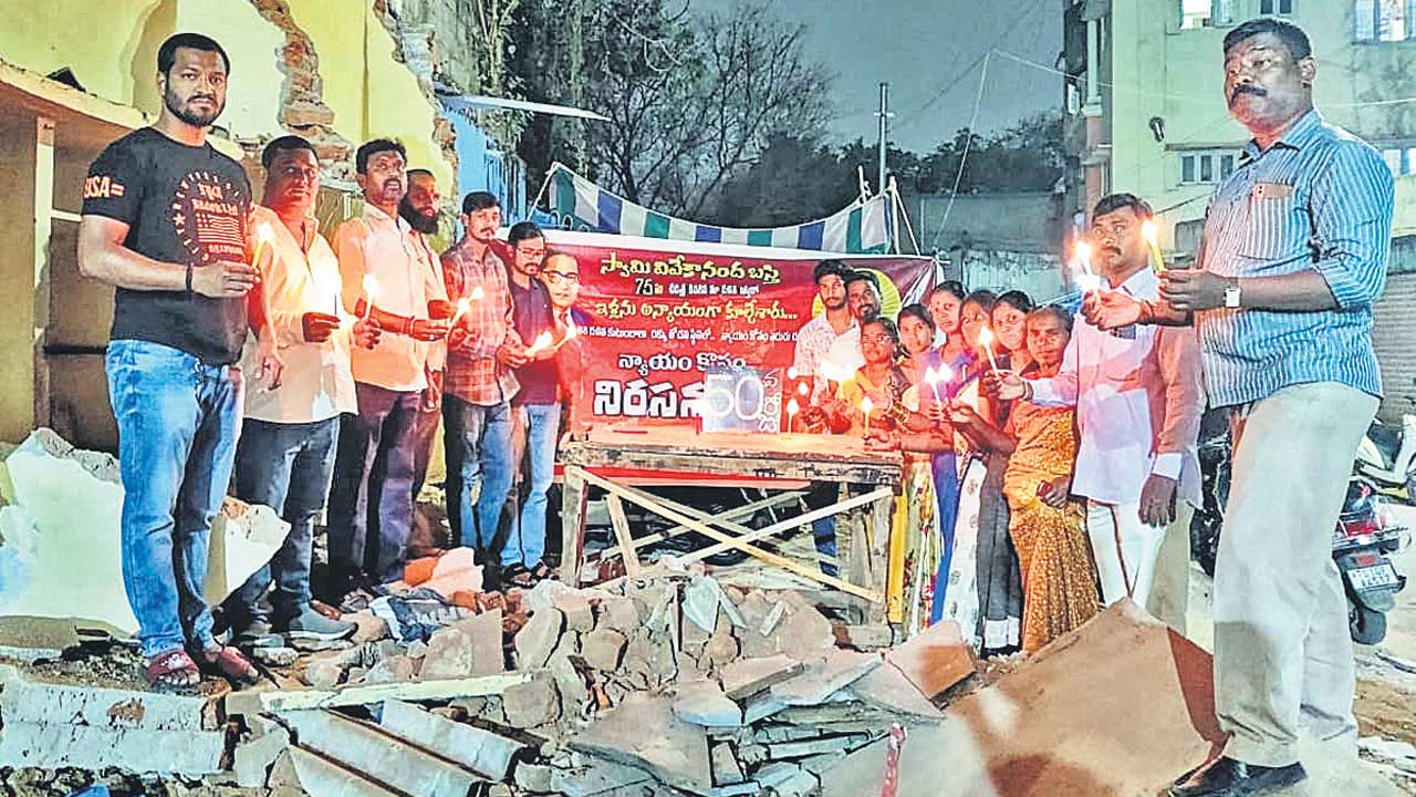 పేదలను రోడ్డున పడేశారు