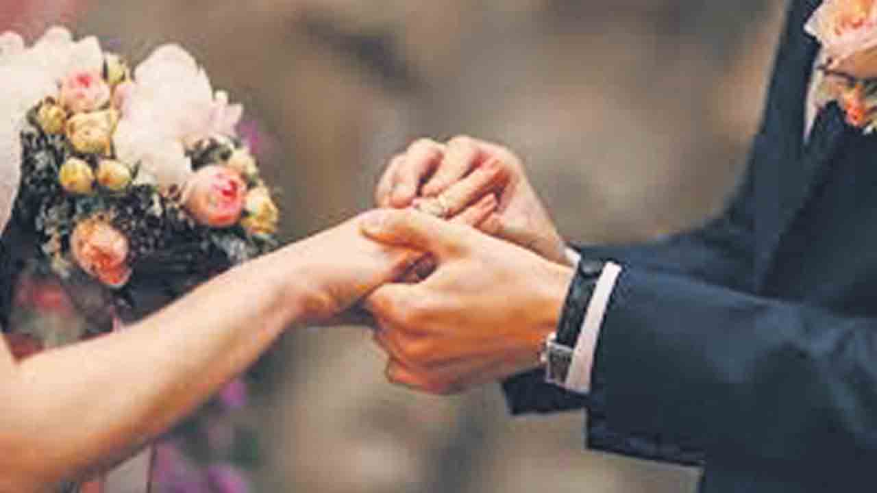 Alampur | కాంగ్రెస్‌ జెండాలతో ర్యాలీ.. మాజీ ఎమ్మెల్యే కుమార్తె పెండ్లి వేడుకలో వివాదం!