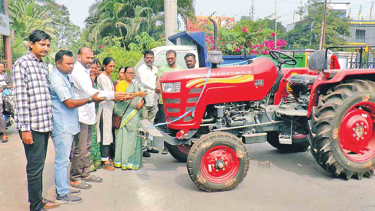 నిరుపయోగంగా కొత్త వాహనాలు