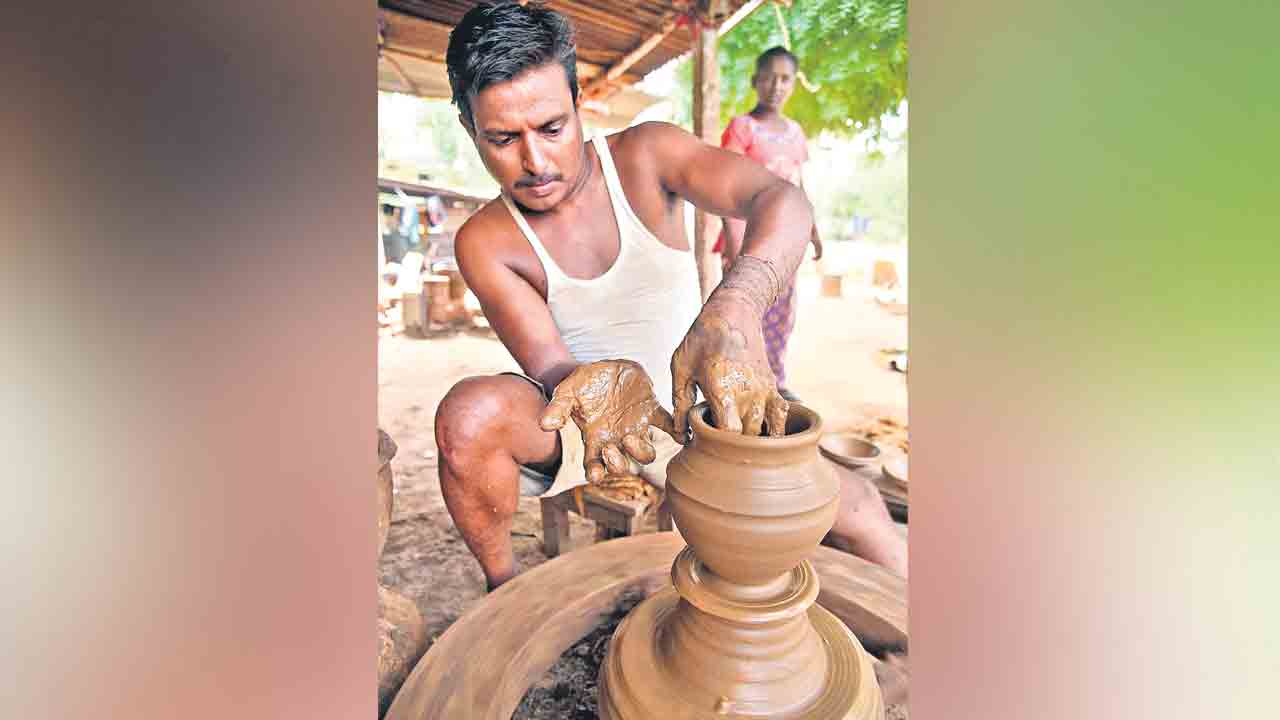 BC Bandhu | బీసీబంధుపై విచారణ పిడుగు.. ఏడాదిన్నర కిందటి బిల్లులివ్వాలని హుకుం