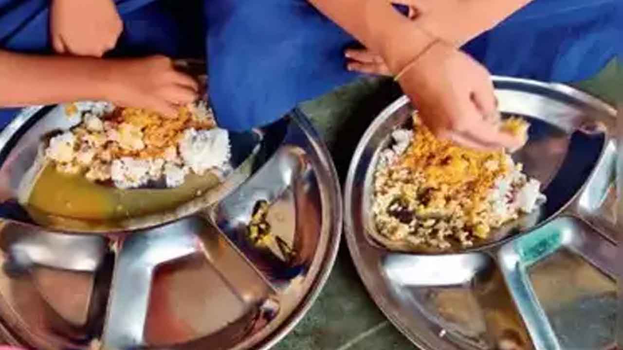 Mid Day Meals | త్వరలోనే జూనియర్‌ కాలేజీల్లోనూ మధ్యాహ్న భోజనం.. ఇంటర్‌ విద్య కమిషనర్ తీవ్ర కసరత్తులు!