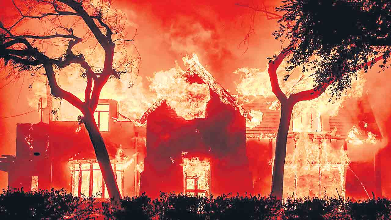 Wildfire | అమెరికాలో కార్చిచ్చు బీభత్సం.. వేలాది సంపన్నుల నివాసాలు బుగ్గి