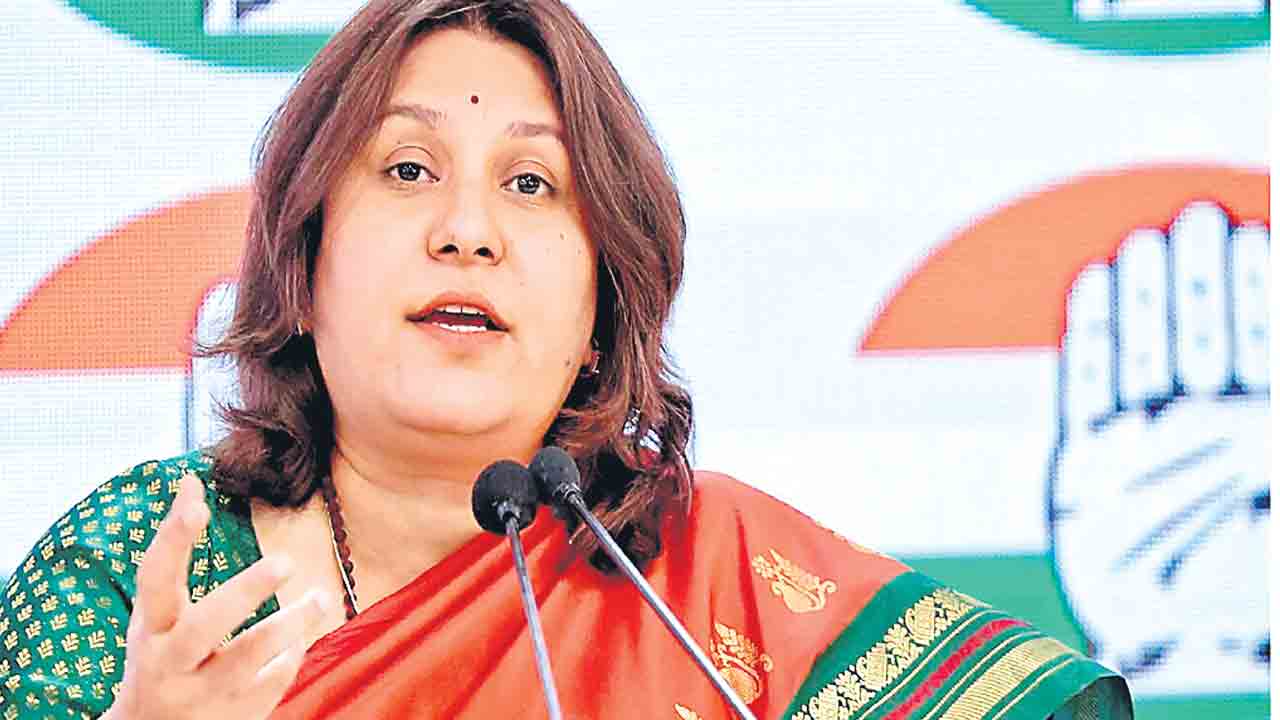 Congress | తెలంగాణలో 2,500 ఇస్తున్నం.. నెలకు 90 లక్షల మంది మహిళల ఖాతాల్లో జమ చేస్తున్నం.. కాంగ్రెస్‌ నేత సుప్రియా పచ్చి అబద్ధాలు