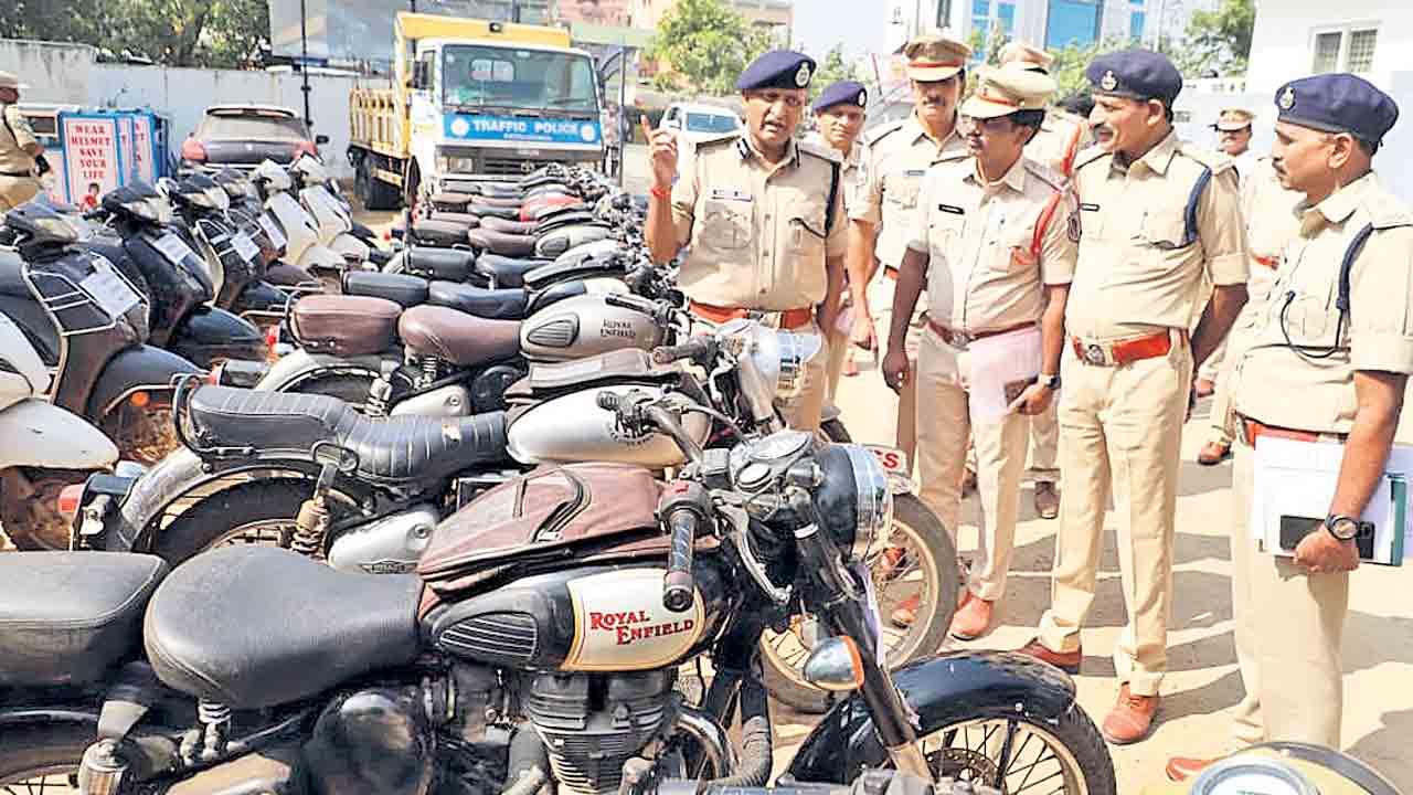 Bullet Bike | బుల్లెట్‌ కన్పించిందా మాయం చేస్తారు! ఇద్దరు దొంగల అరెస్ట్‌.. 30 బైక్‌లు స్వాధీనం