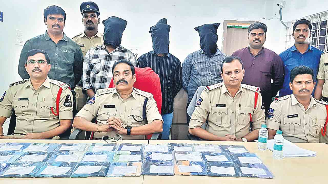 జార్ఖండ్‌ టూ హైదరాబాద్‌.. అంతర్రాష్ట్ర సెల్‌ఫోన్‌ ముఠా అరెస్టు