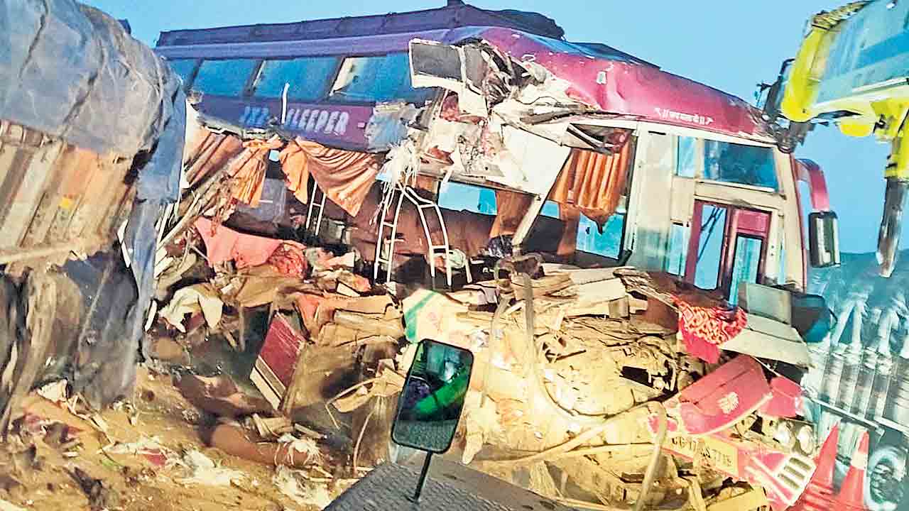 ఖమ్మం-హైదరాబాద్‌ హైవేపై ఘోర ప్రమాదం