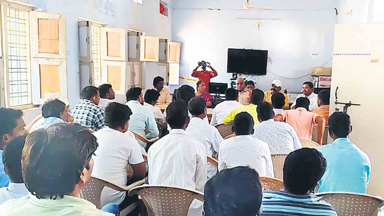 గ్రీన్‌ఫీల్డ్‌ రోడ్డుకు భూములు ఇయ్యం